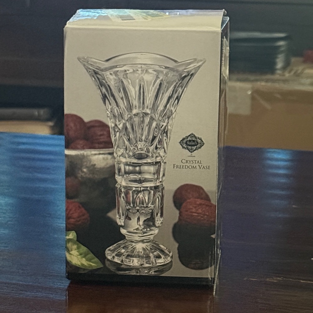 Shannon Crystal Freedom Vase in Clear Glass Size OS